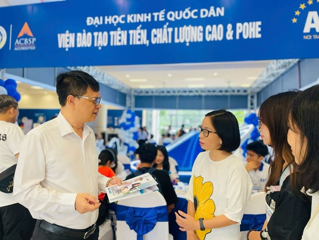 TS Vũ Văn Ngọc, Viện trưởng Viện Đào tạo Tiên tiến, Chất lượng cao và POHE, Đại học Kinh tế Quốc dân, tư vấn cho các thí sinh và phụ huynh