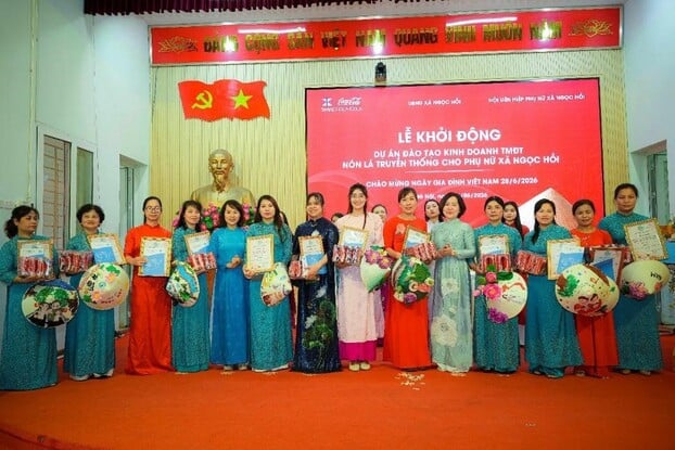 Chương trình được tổ chức tại làng nón lá Vĩnh Thịnh (Hà Nội).