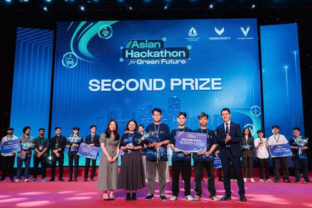 Đội thi VFluxion được trao Giải Nhì với dự án nền tảng điều phối năng lượng hai chiều nhằm kéo dài tuổi thọ pin và tăng cường khả năng chống chịu của lưới điện. Ảnh: BTC.