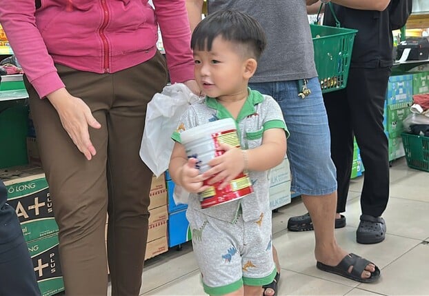 Bé Phạm Đoàn Hữu Duy (con trai chị Thanh Trúc) hào hứng ôm lon sữa GrowPLUS+ quen thuộc về nhà