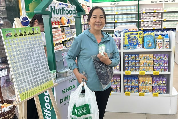 Cô Vũ Thị Nhung chốt đơn liền 8 lốc Varna Life xanh sau khi dùng thử