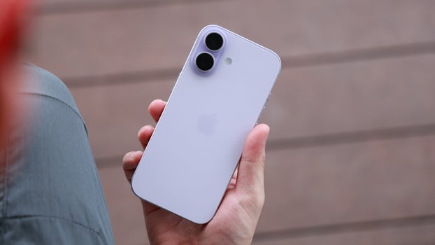Thiết kế mặt lưng iPhone phù hợp với nhiều phụ kiện gắn từ tính.