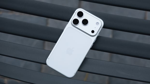 Cụm camera và mặt lưng là khu vực cần tính đến khi chọn ốp, pin hoặc ví từ tính.