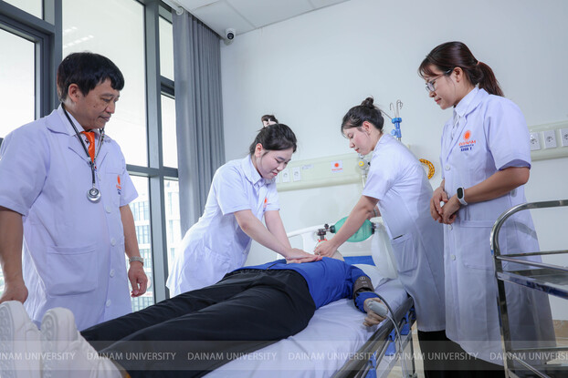 Sinh viên ngành Y kkhoa Trường ĐH Đại Nam trong giờ thực hành