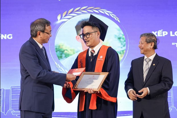 Lãnh đạo nhà trường khen thưởng các tân Bác sĩ 