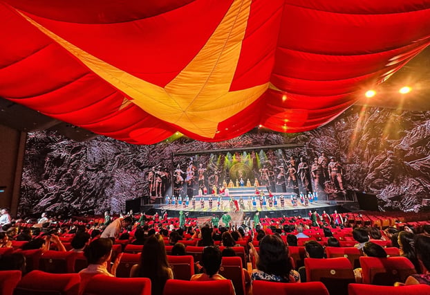 Đại cảnh kết thúc show diễn nhận “mưa lời khen” từ khán giả.