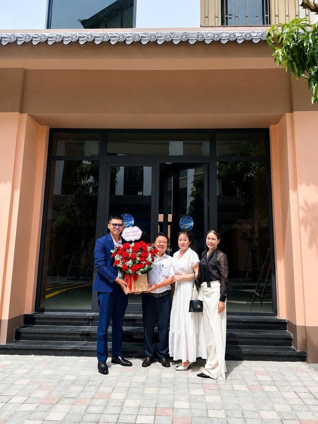 Chị Huê (đầm trắng) lựa chọn Vinhomes Pearl Bay làm nơi nghỉ dưỡng cho gia đình kết hợp kinh doanh