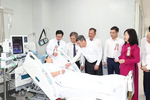 Thủ tướng Lê Minh Hưng thăm bệnh nhân trong ngày đầu Bệnh viện Việt Đức cơ sở Ninh Bình hoạt động