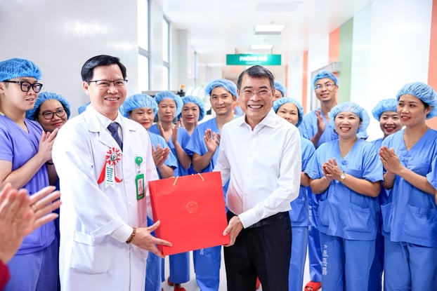 Thủ tướng Lê Minh Hưng thăm, động viên nhân viên y tế