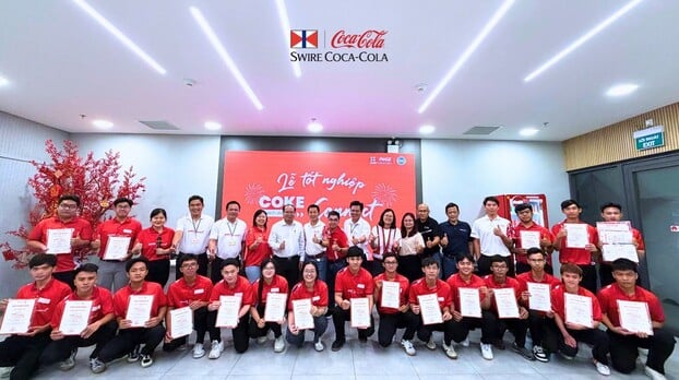 Lãnh đạo Sở GD & ĐT Tỉnh Tây Ninh, Lãnh đạo và Sinh viên Trường Cao đẳng Long An và đại diện Công ty Coca-Cola Việt Nam tham dự Lễ tốt nghiệp Chương trình Coke Connect khóa 1