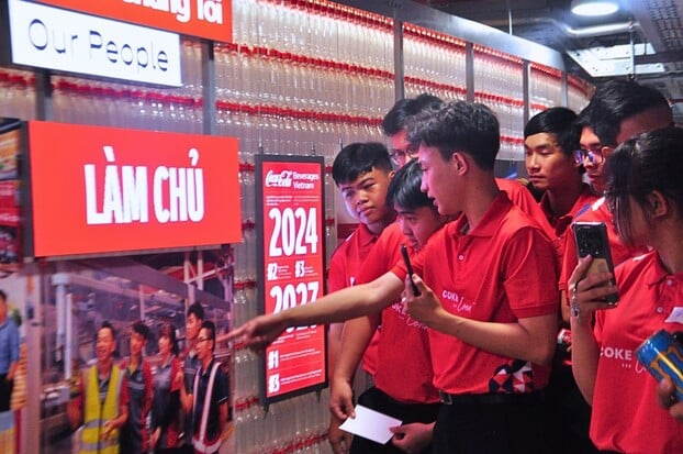 Sinh viên tham gia các buổi đào tạo chuyên sâu và thực hành thực tế do các chuyên gia của Công ty Coca-Cola Việt Nam hướng dẫn