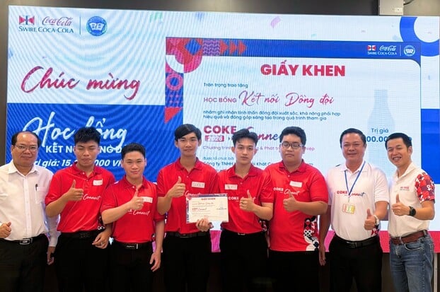 Sinh viên nhận được học bổng từ Sở GD&ĐT Tỉnh Tây Ninh và Công ty Coca-Cola Việt Nam