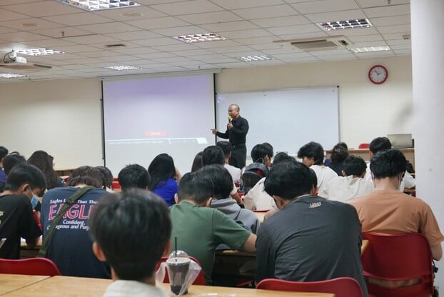 Kiến trúc sư Nguyễn Đức Hiếu, giám đốc CT TNHH Phong Thủy Kiến Trúc TPT, giảng dạy phong thủy cho sinh viên trường đại học.