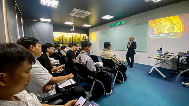 Kiến trúc sư Nguyễn Đức Hiếu, giám đốc CT TNHH Phong Thủy Kiến Trúc TPT, giảng dạy phong thủy cho các kiến trúc sư, kỹ sư của các doanh nghiệp.