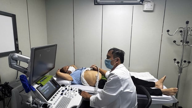 Người dân được siêu âm, kiểm tra sức khỏe tại chương trình. Ảnh: Phương Anh