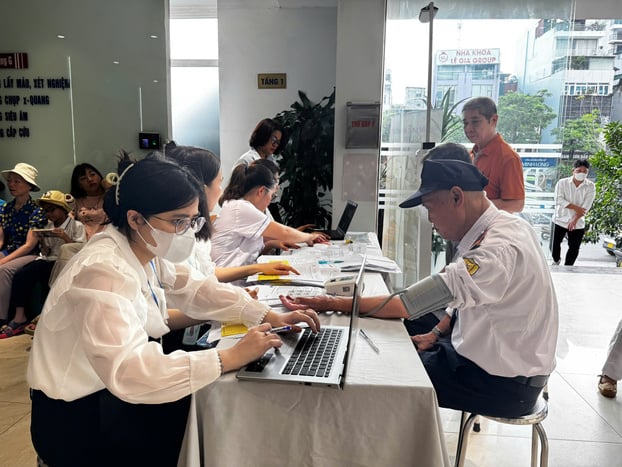 Khám, tư vấn sức khỏe miễn phí cho người có công tại phường Kim Liên. Ảnh: Phương Anh