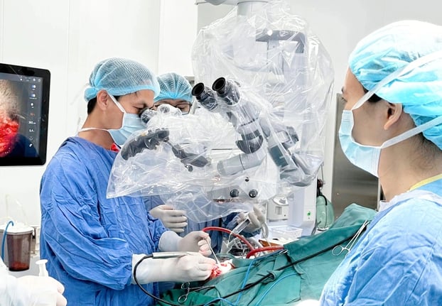 BS Nguyễn Thanh Xuân cùng ê kíp phẫu thuật cấp cứu cho người bệnh. Ảnh: Ngọc My