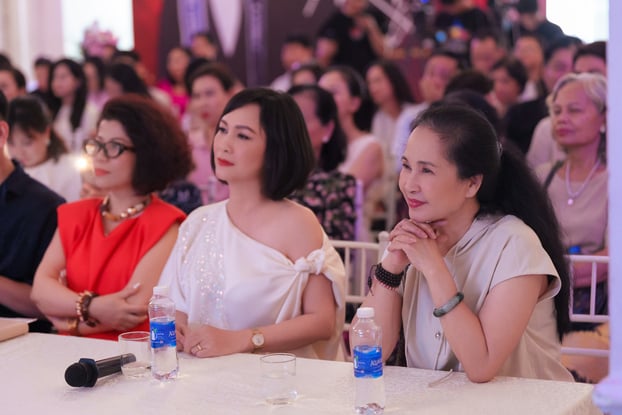 Ca sĩ Đinh Lan Hương (trái) và NSND Hương Bông (phải) chúc mừng học trò