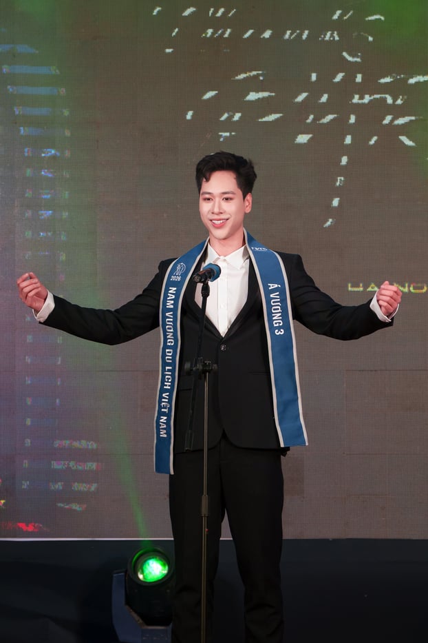 Minh Tuấn giới thiệu tới công chúng hình ảnh một nghệ sĩ trình diễn, gồm diễn viên, người mẫu, ca sĩ