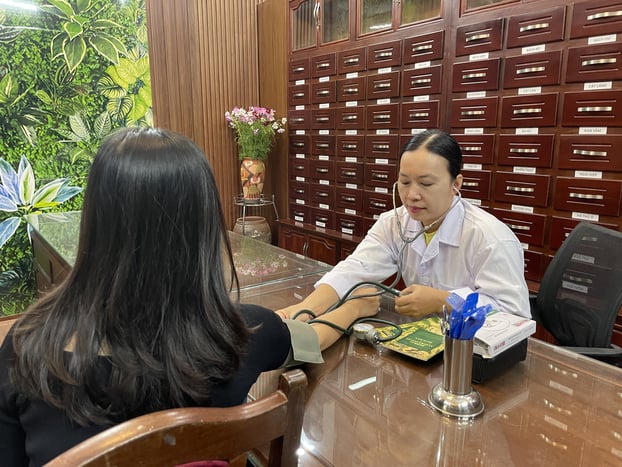 Bác sĩ thăm khám cho người bệnh bằng phương pháp y học cổ truyền