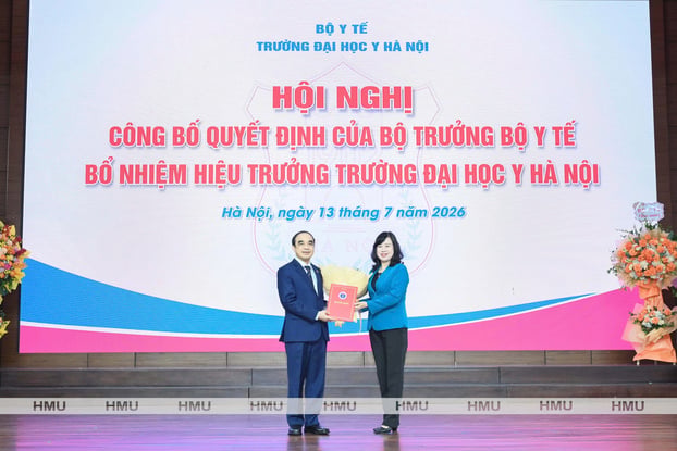 Bộ trưởng Y tế Đào Hồng Lan trao quyết định bổ nhiệm GS.TS.BS Nguyễn Hữu Tú làm Hiệu trưởng Trường Đại học Y Hà Nội nhiệm kỳ mới. Ảnh: HMU