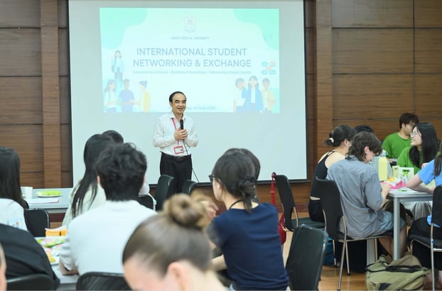 GS Nguyễn Hữu Tú tại chương trình giao lưu giữa sinh viên quốc tế và sinh viên Trường Đại học Y Hà Nội