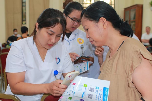 Người dân được hướng dẫn cài đặt Sổ Sức khỏe điện tử sau khi khám