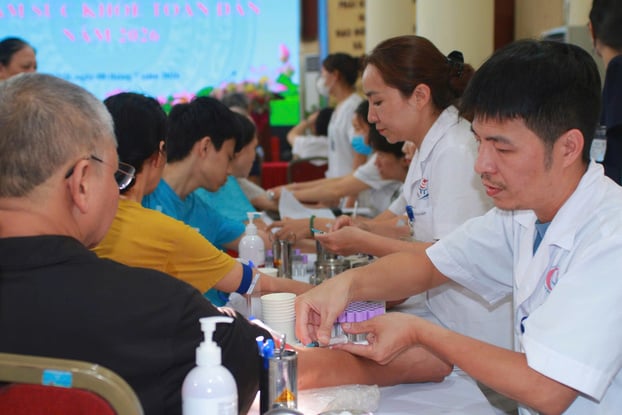 Người dân được khám sức khỏe tổng quát, thực hiện xét nghiệm và chụp X-quang tim phổi
