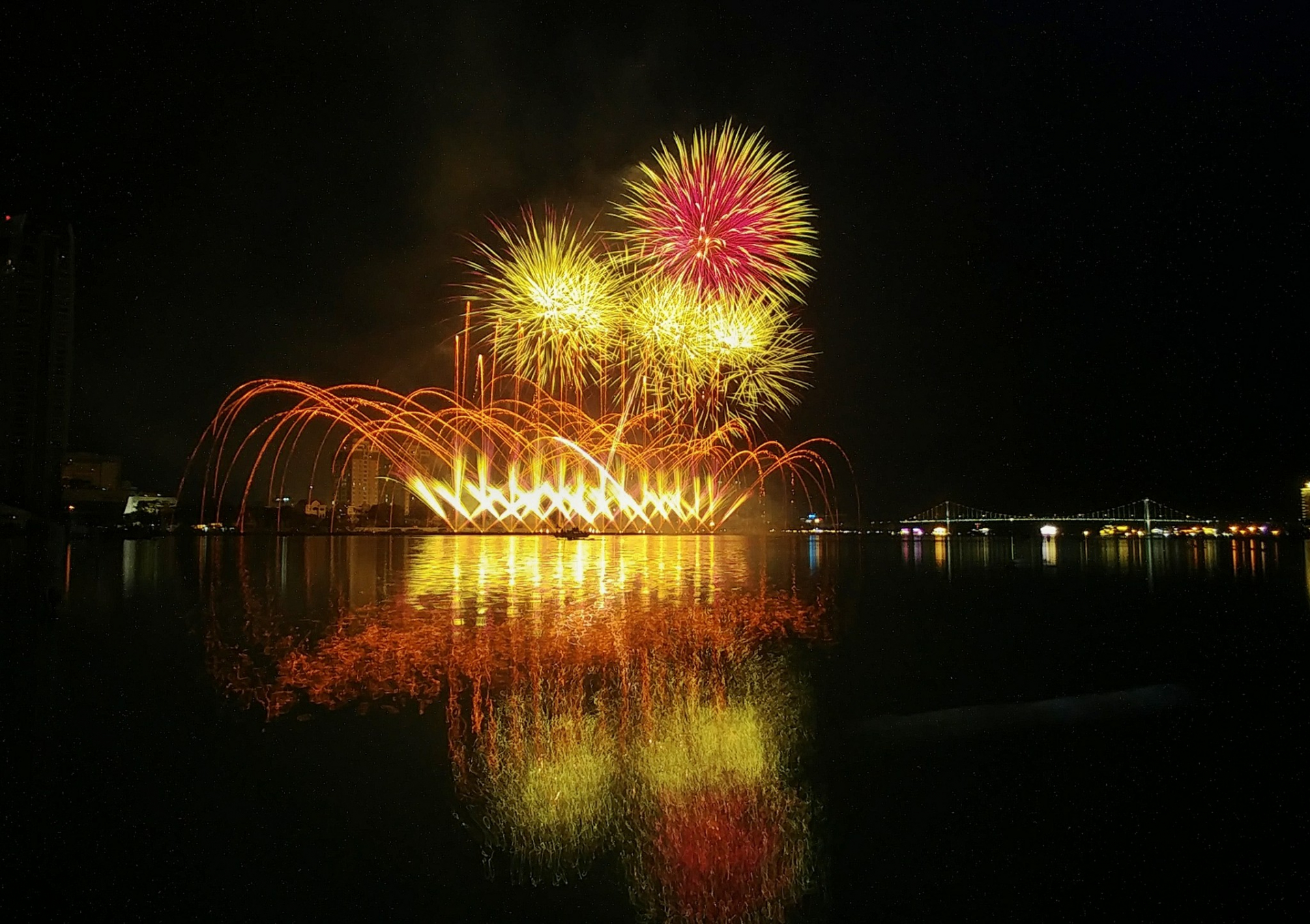 Pháo hoa trên sông Hàn trong Lễ hội Pháo hoa Quốc tế Đà Nẵng 2018. Ảnh: Trần Đức Tài
