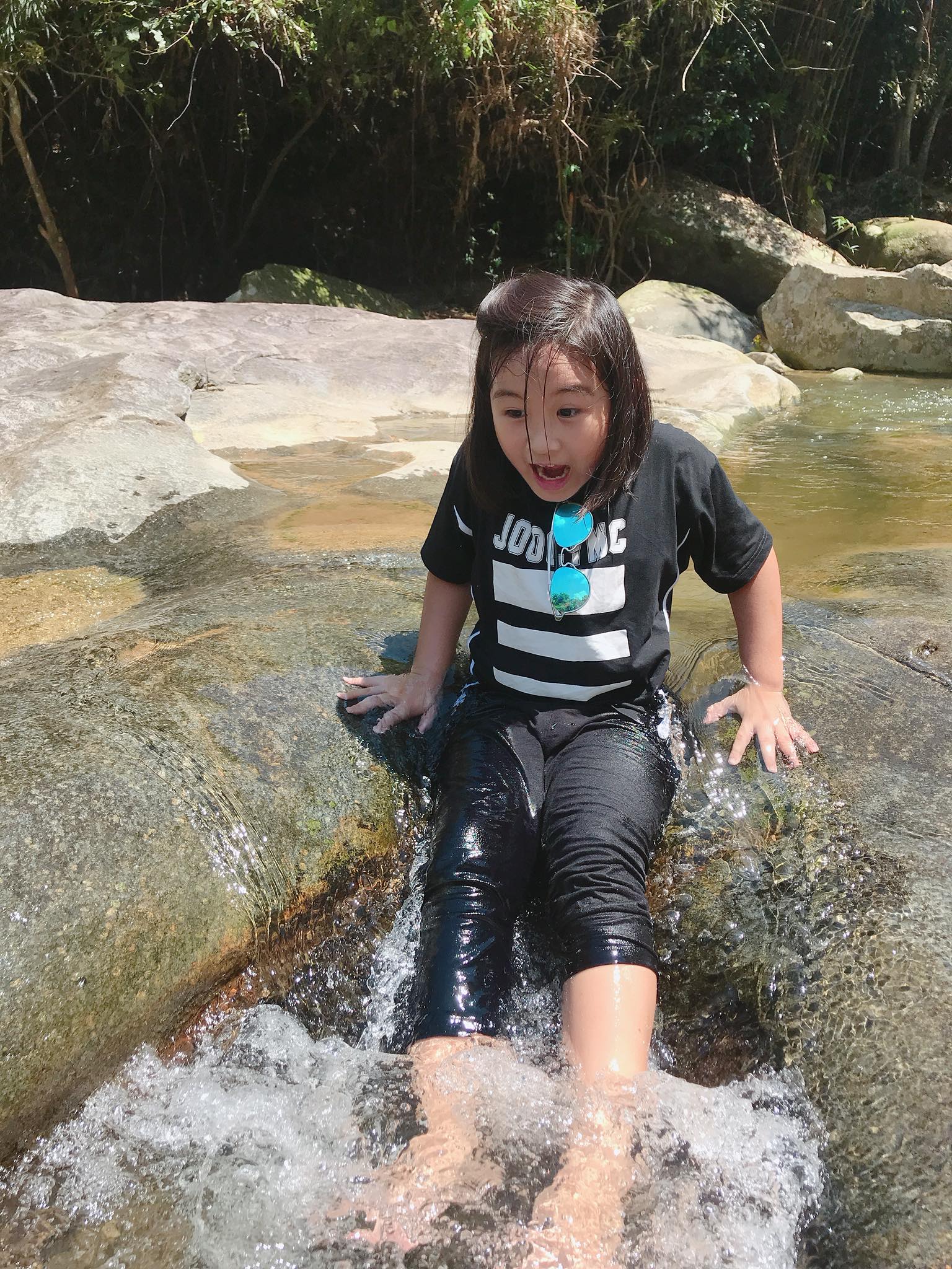 Bạn nhỏ này khá sợ hãi khi vừa đặt chân tới suối, nhưng đó chỉ là cảm xúc ban đầu thôi nhé !