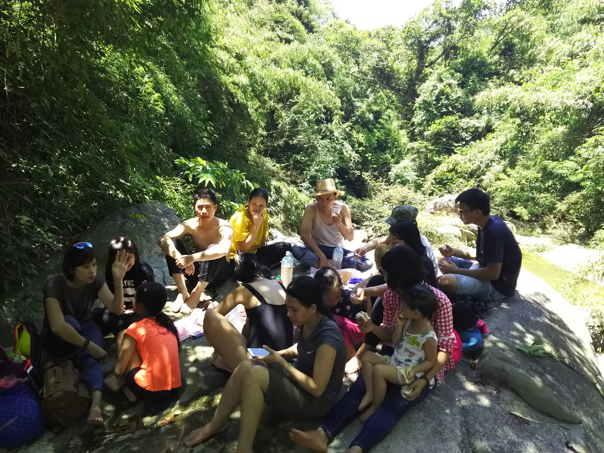 Sau khi hoà mình dưới dòng suối, mọi người cùng nhau ăn trưa trên một phiến đá lớn. Tất cả đồ ăn đều được chuẩn bị sẵn từ nhà vì mọi người không được phép sử dụng lửa để nấu ăn trong rừng.
