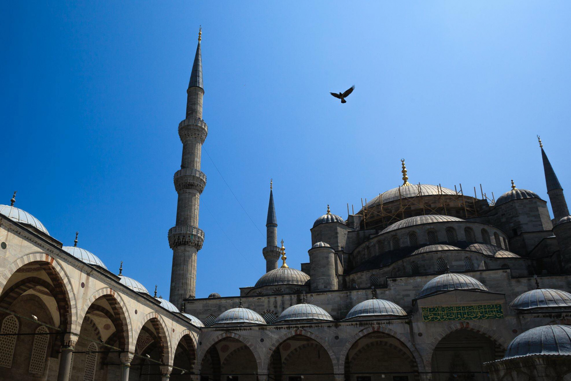 Nhà thờ Hồi giáo Blue Mosque, Istanbul. Nơi này còn được gọi là Thánh đường Xanh bởi màu xanh của gạch ốp tường.