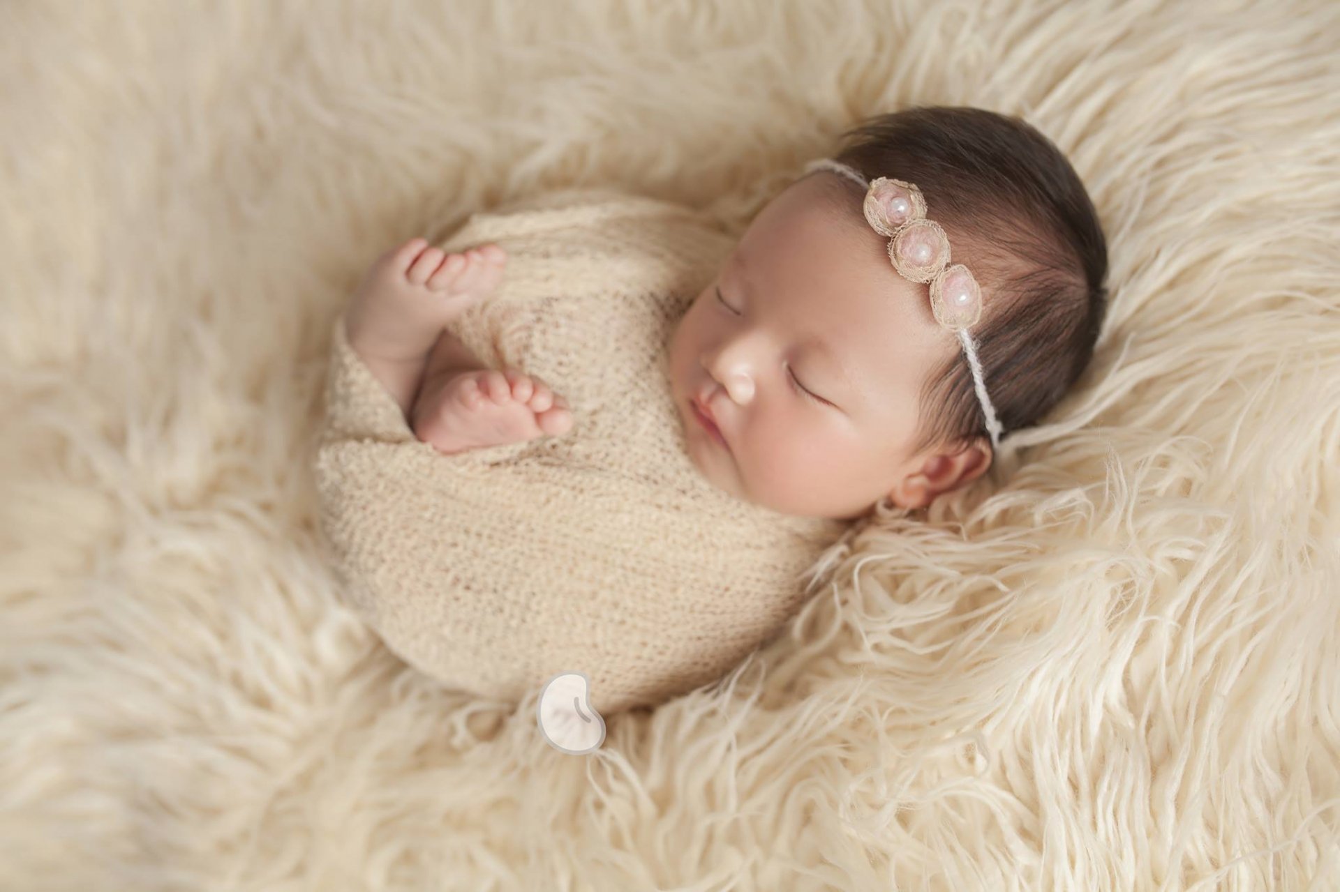 Em bé sơ sinh không chỉ đáng yêu, mà còn rất đẹp và dễ thương! Hãy thưởng thức những hình ảnh này và cảm nhận được sự tinh tế và ấm áp của nó.