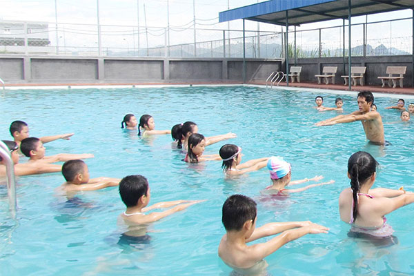 Mùa hè là thời điểm các bậc phụ huynh cho con mình tham gia lớp học bơi để rèn luyện tăng cường sức khỏe