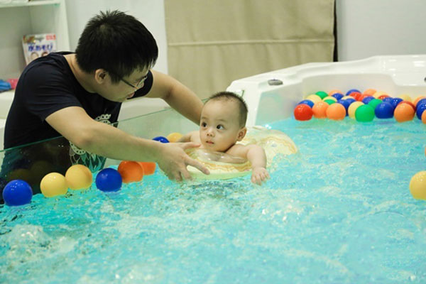 Dạy bơi cho trẻ sơ sinh giúp con biết bơi sớm và biết cách phản xạ nếu không may rơi vào tình huống nguy hiểm  