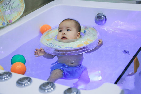 Cho trẻ sơ sinh học bơi sẽ giúp cơ thể của bé phát triển toàn diện