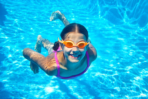 Học bơi giúp trẻ em phát triển một cách toàn diện hơn