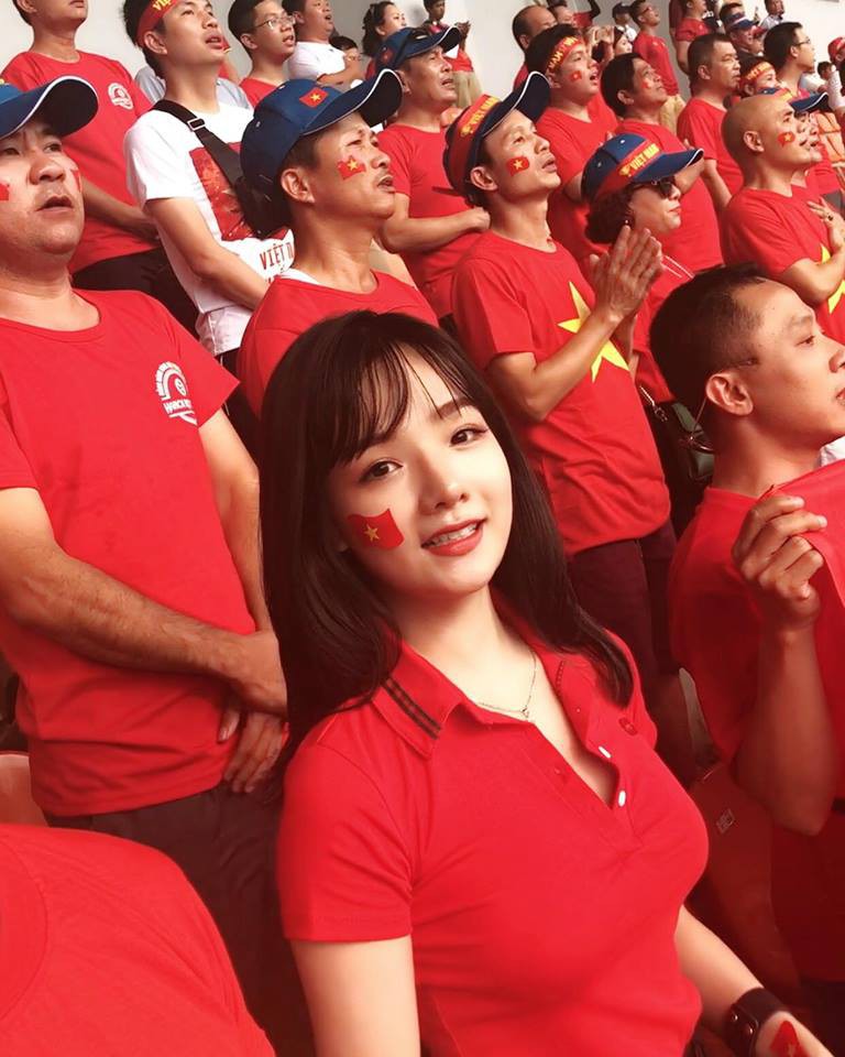 Chân dung nữ CĐV Việt Nam gây sốt trên đài SBS Hàn Quốc 0