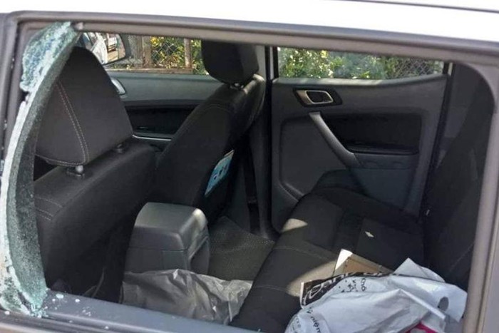   Hình ảnh bên trong xe ô tô bị đập vỡ cửa kính trộm tài sản tại Bình Dương  