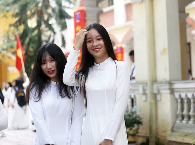 Nữ sinh 10X Hà Thành đẹp trong trẻo, duyên dáng trong tà áo dài trắng ngày khai trường 8