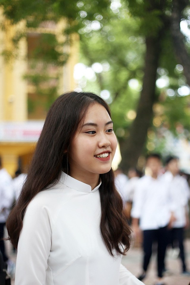 Nữ sinh 10X Hà Thành đẹp trong trẻo, duyên dáng trong tà áo dài trắng ngày khai trường 9