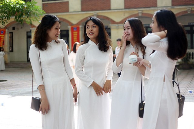 Nữ sinh 10X Hà Thành đẹp trong trẻo, duyên dáng trong tà áo dài trắng ngày khai trường 10