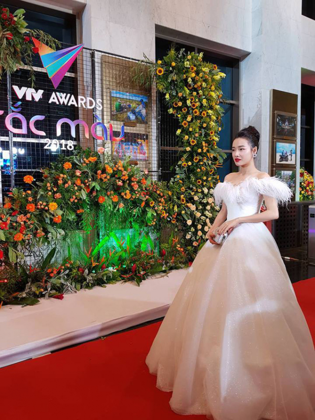 Không có Trường Giang, Nhã Phương hóa công chúa xinh đẹp tại thảm đỏ VTV Awards 2018 1