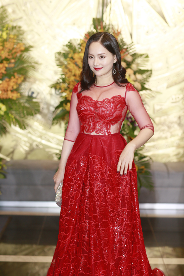   Lan Phương rạng rỡ tái xuất tại VTV Awards 2018 sau sinh công chúa đầu lòng  