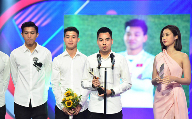   Đức Huy đại diện U23 Việt Nam nhận giải thưởng danh giá  