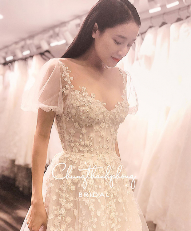   Chiếc váy được của NTK Chung Thanh Phong, Nhã Phương chọn mặc trong lễ đính hôn  