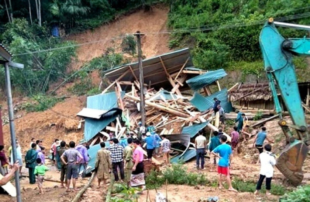   Bão số 4 càn quét gây thiệt hại lớn về người và nhà cửa ở Thanh Hóa  