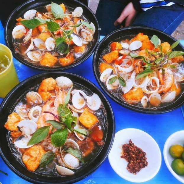  Nếu thèm ăn bún Thái hải sản thì quán bún số 98A Ngụy Như Kon Tum, Thanh Xuân là gợi ý không tồi dành cho bạn. Bún có giá từ 30.000đ/bát.  