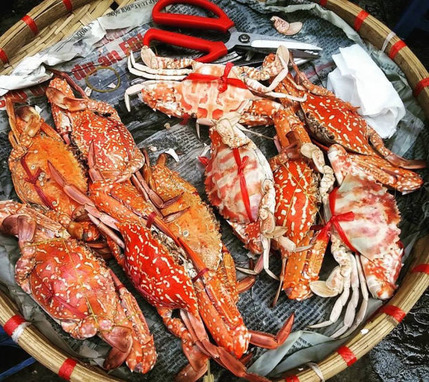   Mua ghẹ luộc ở chợ Đồng Xuân, Hoàn Kiếm, ghẹ vừa chắc thịt thơm ngon mà giá cả lại hợp lí.  