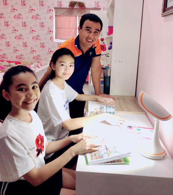   Hình ảnh MC Quyền Linh cùng 2 cô con gái xinh đẹp  
